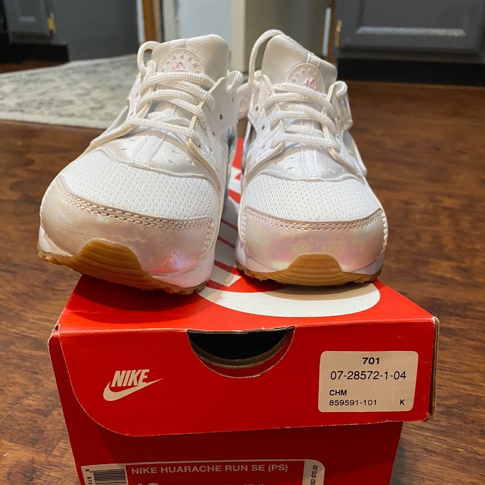 Nike all white shoes